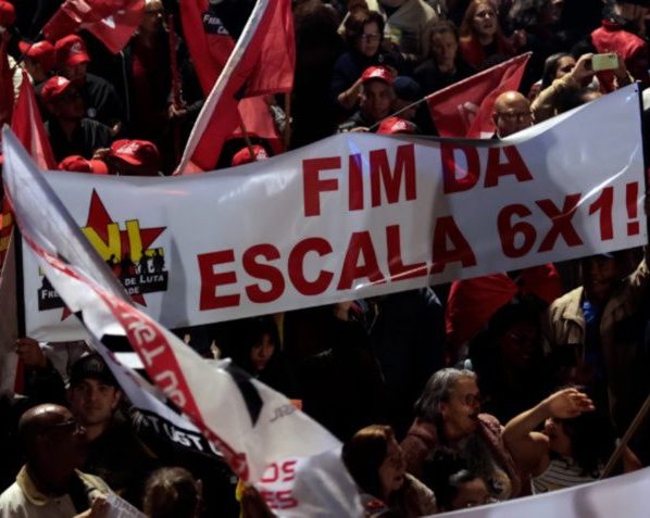 Manifestantes empunham faixa contra escala 6 X 1